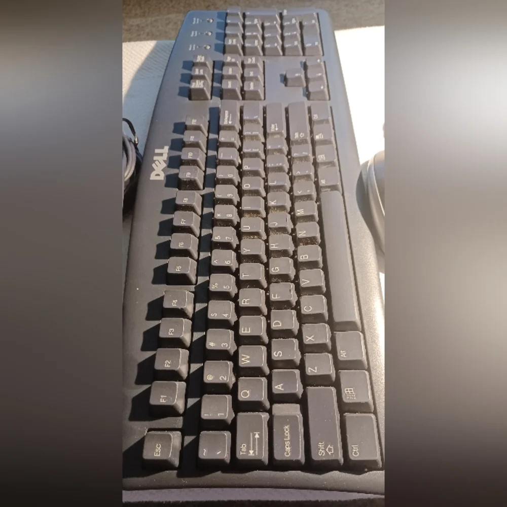 Dell computer model SK8110, black keyboard (Pre-owned) in like new condition.